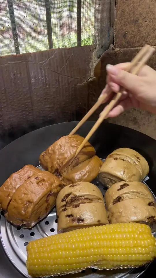 这款红糖馒头,满满的红糖的香味,两个孩子都特别喜欢吃,接下来的几天我都不用去外面买早餐了,