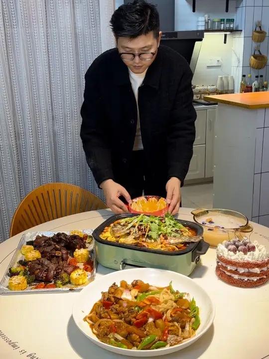 点菜 今天给做了红丝绒蛋糕、烤猪蹄和烤鱼