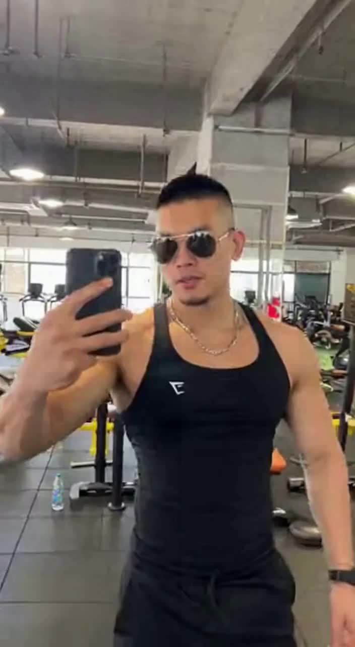 墨镜肌肉男 健身房自拍气场拉满