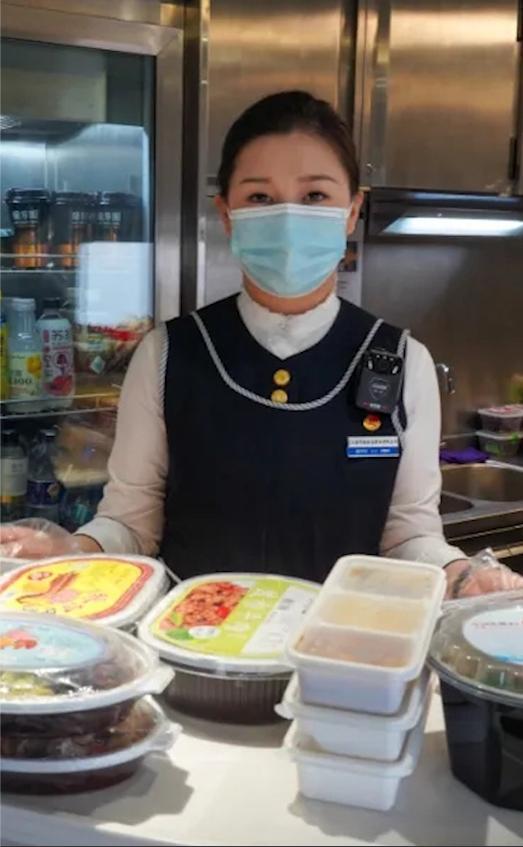 高铁上新15款盒饭不超30元:日均销售18000份,供应近200趟高铁