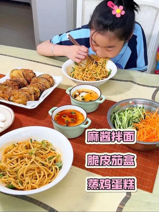 适合夏天吃的晚餐～麻酱拌面真的是夏天的标配了每根面条裹着酱汁,还有酥酥脆脆的炸茄盒,嫩嫩的