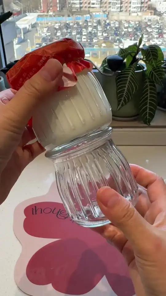 圣祥家的这个双皮酪酸奶,上面是一层厚厚的双皮奶,吃起来就像布丁一样!