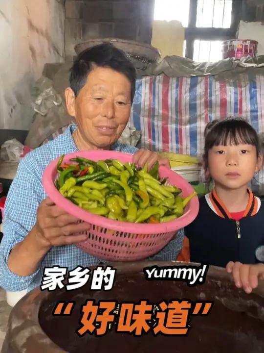 农家土缸腌制咸菜教程来了,新鲜的红薯杆做出来酸脆下饭