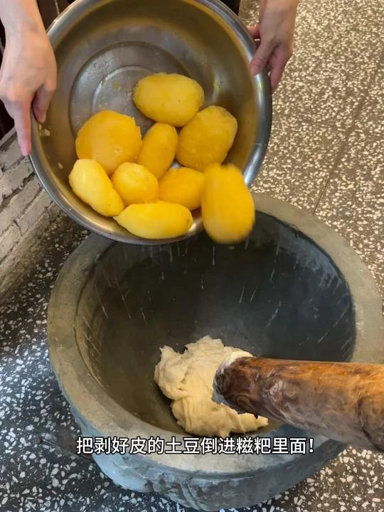 街头偶遇辣椒土豆糍粑,吃不够根本吃不够
