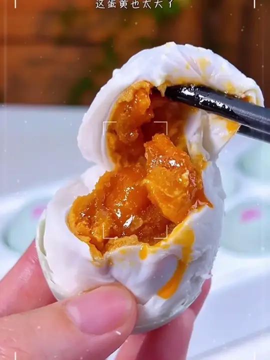 大个咸鸭蛋,个个翻沙流油,就像在吃蟹黄一样梅氏咸鸭蛋早餐吃什么妈呀太香了海鸭蛋鸭蛋!