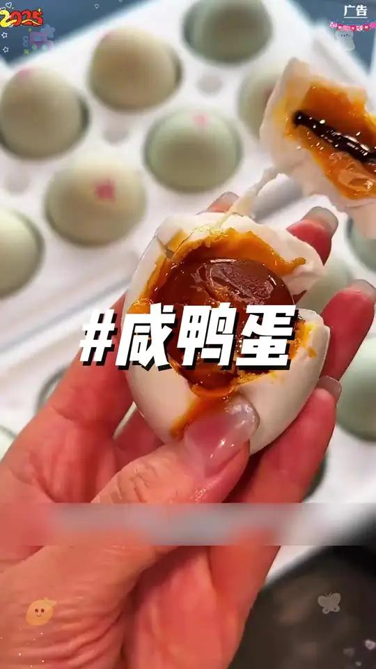 早上来一碗暖心又暖胃的咸鸭蛋虾仁粥,简直不要太幸福啦!海鲜粥营养粥咸蛋虾仁粥我的厨房日记w