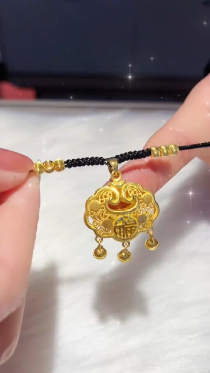 黄金金锁象征着平安富贵 具有吉祥如意长命百岁避祸驱邪等寓意寄