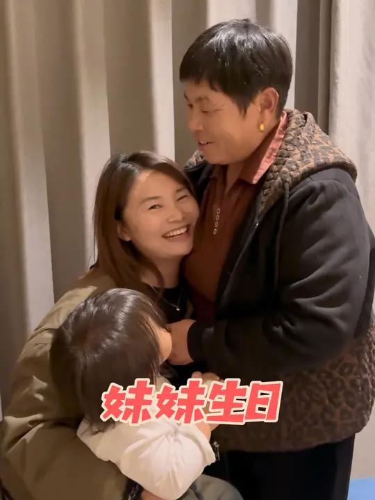 今天妹妹的生日,我们一起去给妹妹过生。妈妈还煮了几个鸡蛋,去给妹妹滚滚,你们哪里有没有这样