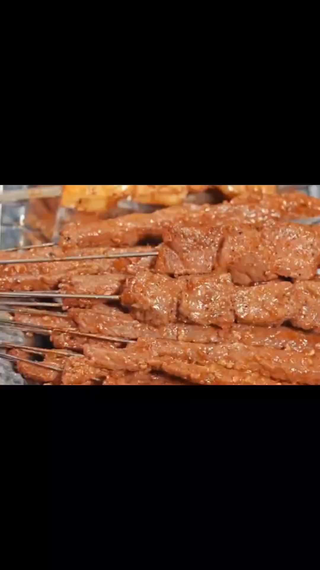 今年第一场烧烤单身派对,定于后天进行,天幕拉起,桌子,凳子摆放好音乐响起,单身的朋友们相互