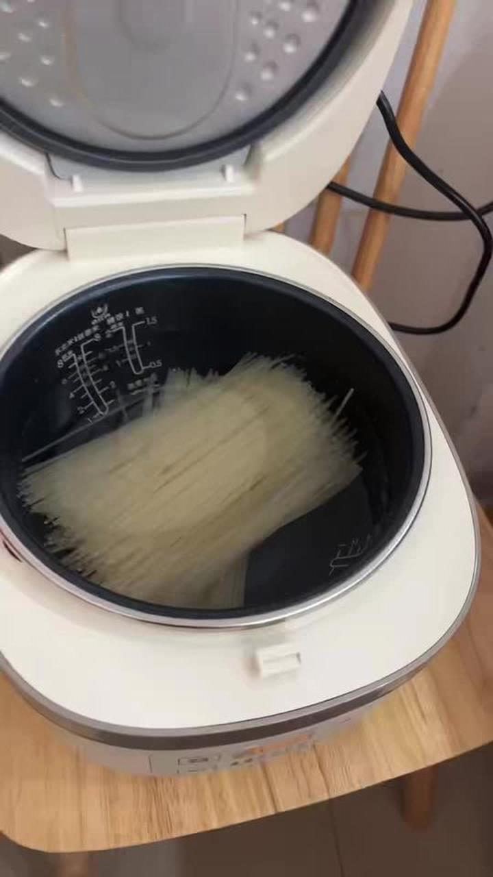 电饭煲煮米粉超方便，按稀饭键就能做好