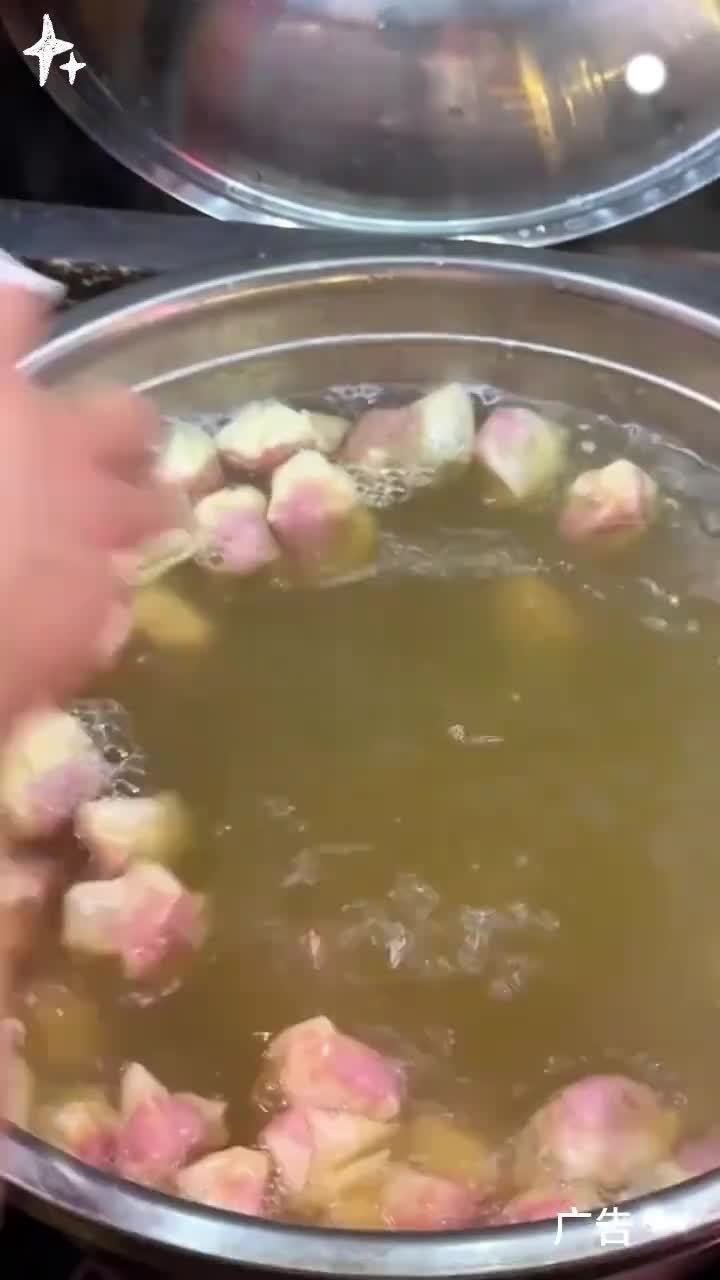 形似馄饨,圆头散尾形状,然后用肉做皮,鲜韧爽滑,这口福州肉燕太绝了!福州肉燕