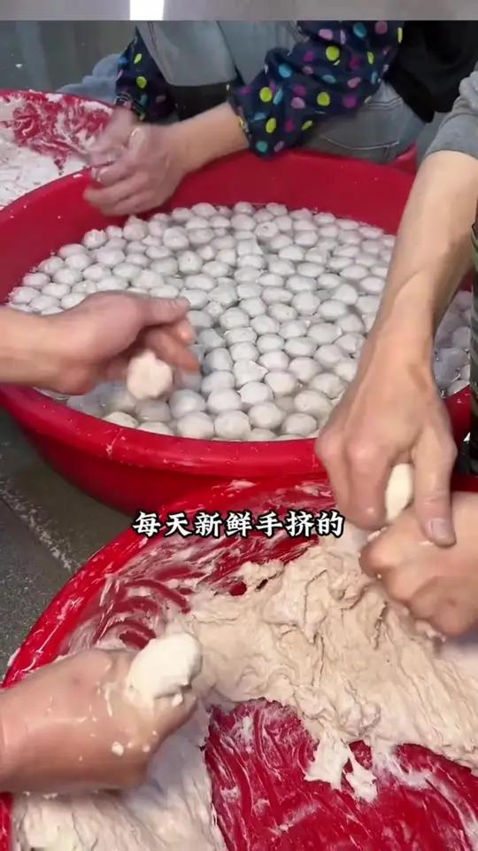 喜欢吃鱼丸的朋友一定不要错过这款特级那哥鱼丸，用它做汤真的是汤鲜味美，大人孩子放心吃