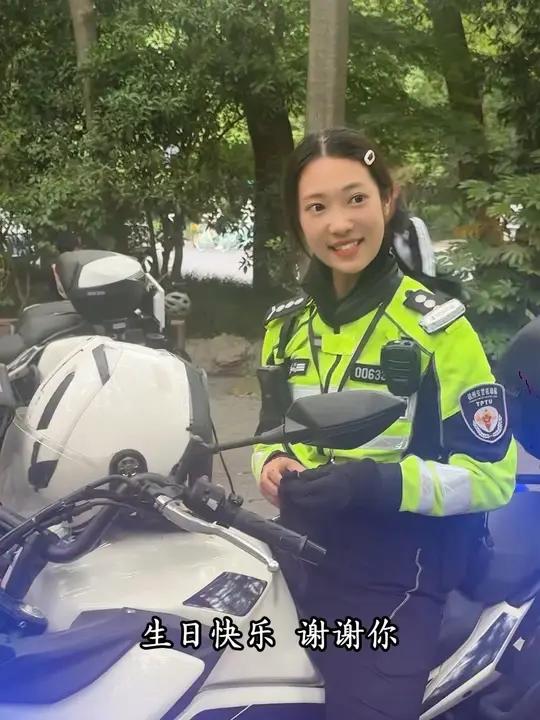 西湖边又看到兔子警官,粉丝祝她生日快乐,今天是她生日
