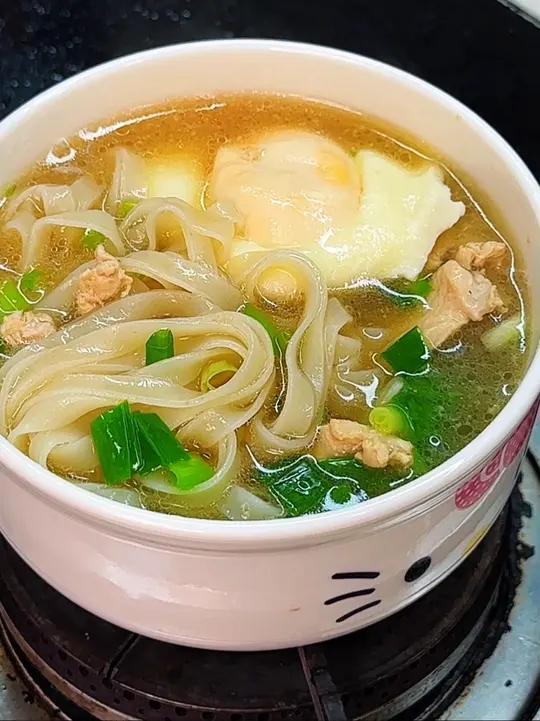 晚餐不想炒菜就煮一碗河粉吃