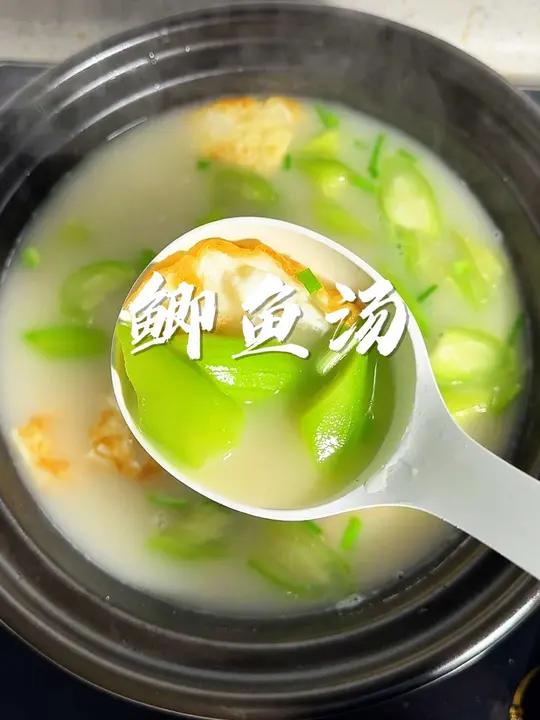 鲫鱼汤 幸福有很多种,能喝到妈妈炖的奶白鲫鱼汤也是一种!赶紧给孩子安排起来吧 奶白鲫鱼汤 