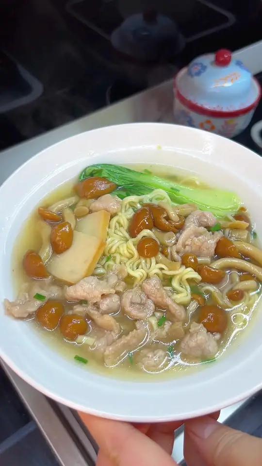 滑菇瘦肉汤面，超级鲜美，关键是做法简单
