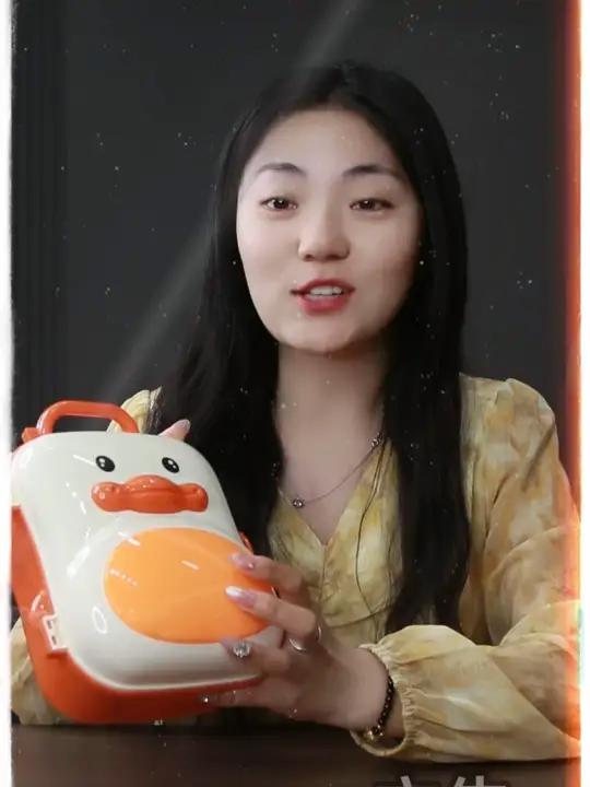 马上就要六一了,这个迪士尼正版零食礼盒非常适合送孩子。好吃还好玩。质量结实耐摔!收到是纸箱