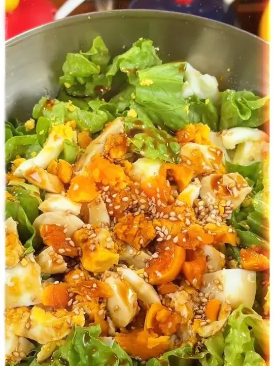 哈哈,最近开始自律餐:椒麻拌菜,椒麻鸡丝凉面,椒麻虾仁,我爸爸拌凉菜用的也是这个