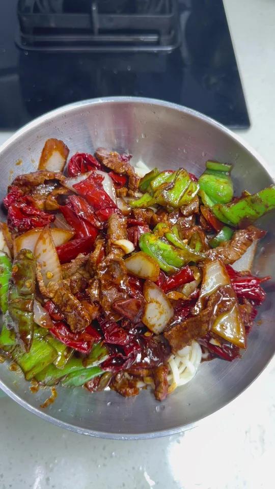 辣皮子牛肉拌面！巨巨巨好吃！