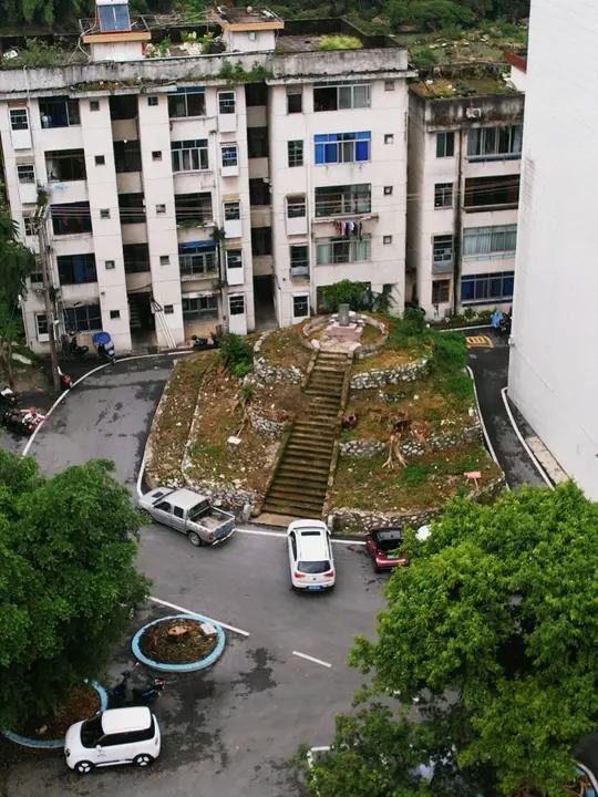 广西宜州城区的老市委大院生活区内,太平翼王石达开的翼王府遗址。宜州 石达开 石敢当 随时随