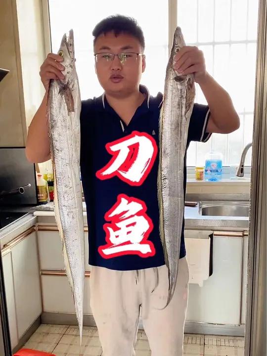去批发市场10块钱一斤拿的残刀鱼,自己回去吃,性价比极高。海鲜只能卖给很懂的人,或者不懂但