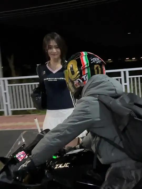 路上油门到底之前想想那些关心你的人嗷 记得提醒你爱的人骑帅不骑快,要么去比赛~赛车手张雪机