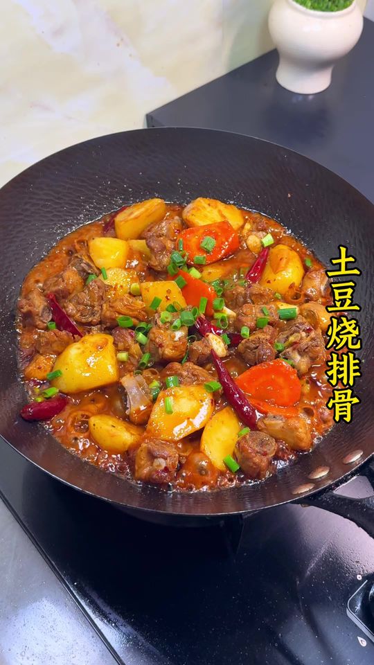 土豆烧排骨，软烂入味，汤汁泡饭超香！
