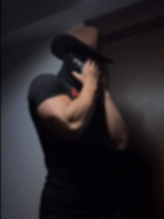 覆面肌肉男的手，青筋暴起，感觉能扔老师