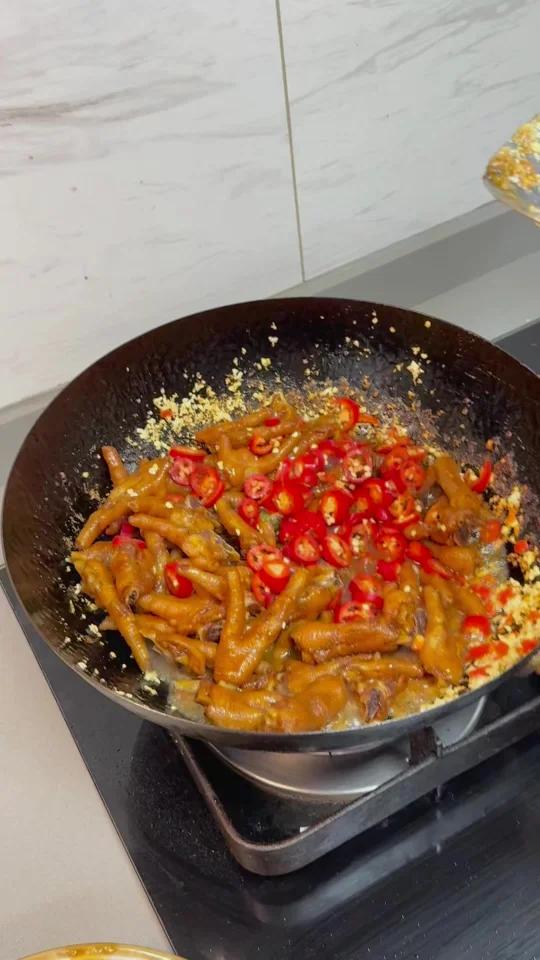 香香辣辣鸡脚一抿就脱骨吃一口停不下