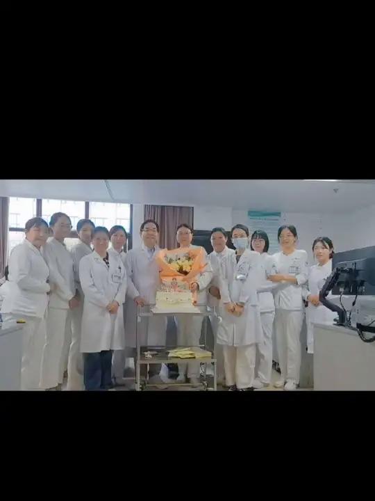 今天是5月12日,国际护士节,恰逢周一,我们科室的护理姐妹们坚守岗位,积极收治病人,服务病
