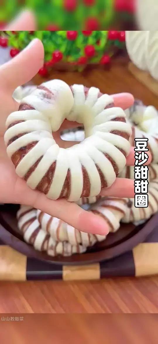 以后面粉不要总是蒸包子馒头了,今天分享一道好看又好吃的豆沙卷的做法,比面包还要好吃