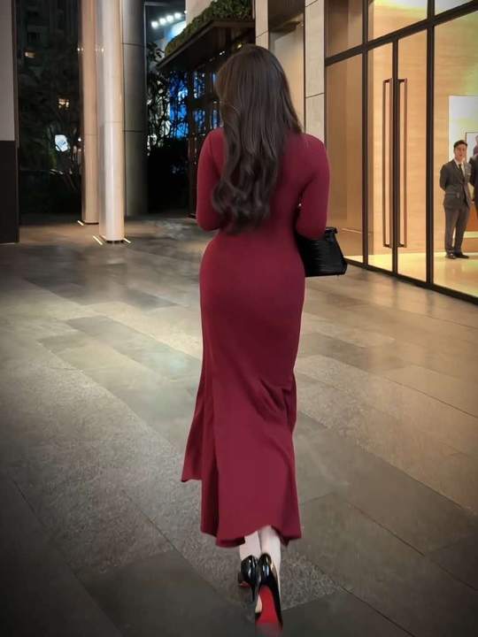 御姐风穿搭：步步生莲鱼尾裙配红底高跟鞋