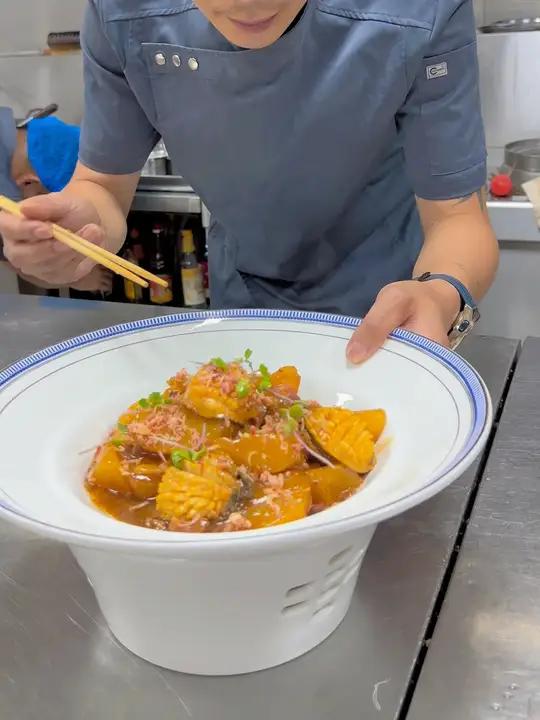 肉汁萝卜压鲍鱼:制作方法也很简单,起锅以后给上点猪油、猪肉粒爆香了以后给点葱、姜,里面一定