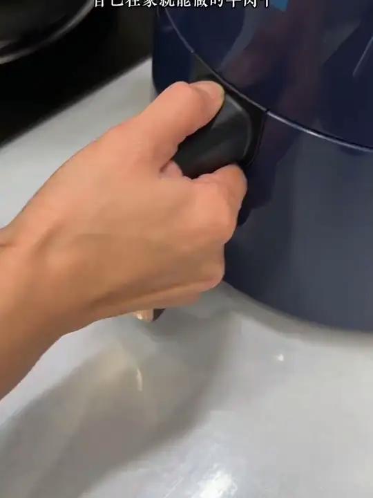 自己在家也能实现牛肉干自由了，做法简单，这样做出来的牛肉干，麻辣鲜香还有嚼劲，好吃到停不下