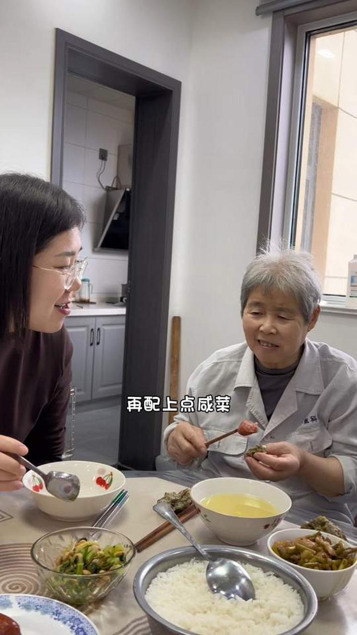 奶奶蒸的地瓜叶子窝窝头,配豆子萝卜咸菜太香了