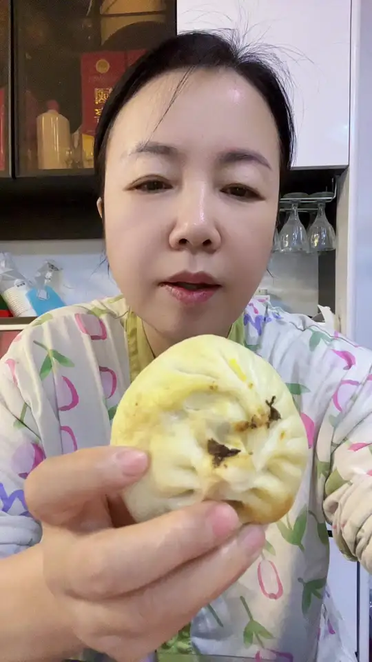 梅干菜馅包子制作成品食用过程展示