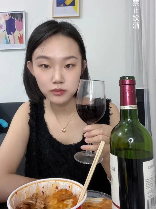 白酒喝多了 陪大家一起喝个红酒吧