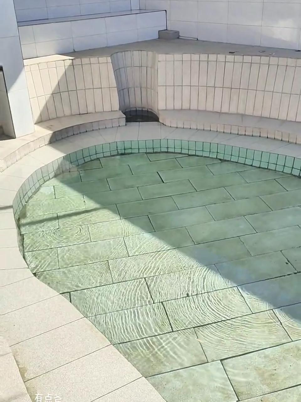 天气不错,适合泡温泉,这个温泉池分男女池,厕所也有,适合露营泡温泉。泡温泉可以去湿去体内寒