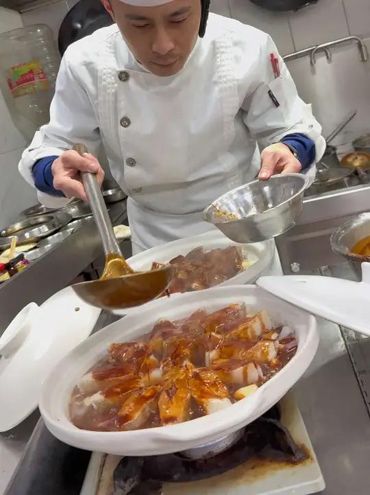 (砂锅深海鲽鱼肉)主料:冰鲜蝶鱼肉1.5斤 辅料:干葱头:130克、大蒜瓣:140克酱料配