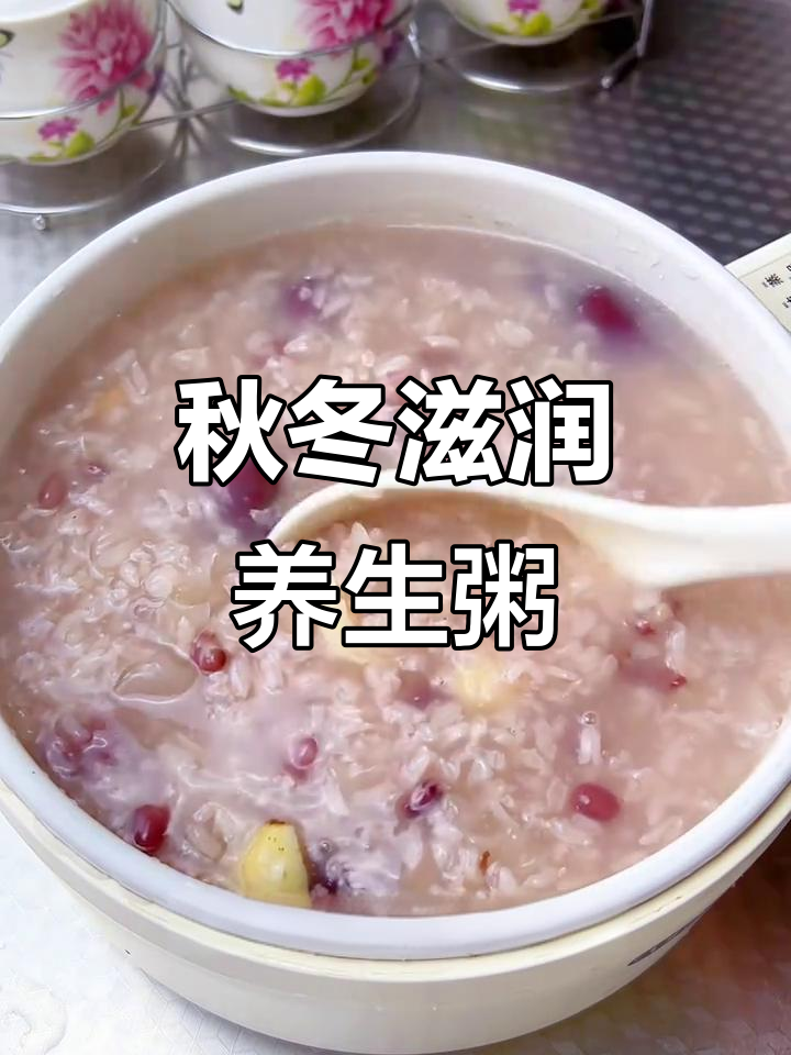 秋季干燥必备!银耳莲子百合粥,滋补养颜让你元气满满