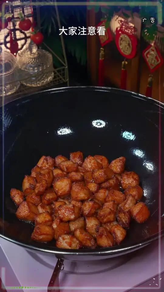 过年的餐桌上不能总是大鱼大肉，做上一道清脆爽口的荷塘三宝，好吃又解腻