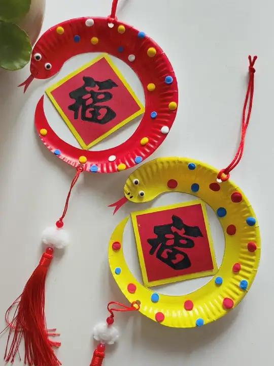 用蛋糕纸盘来做蛇年挂饰。