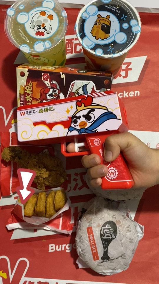 华莱士 汉堡界国货之光 六一吃鸡节 大吉大利六一吃鸡 今年六一俺老孙装备升级 水枪大战嗨翻