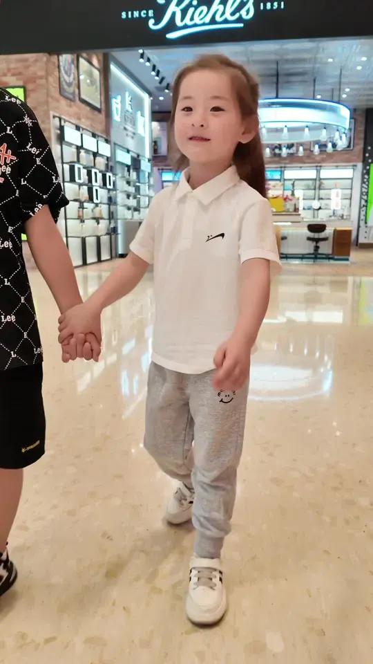 马卡乐家百搭又洋气的小卫裤又给儿子安排上了,简约大气幼儿园穿着太方便了!不起球不掉色立秋了