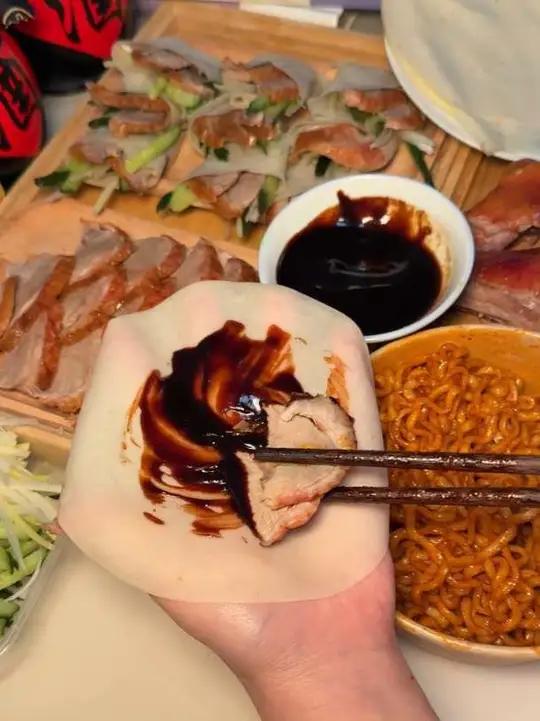 #上热门 夜南香北京烤鸭,新鲜出炉!皮脆肉嫩,卷面皮、配黄瓜葱丝蘸酱,好吃到停不下来#美食