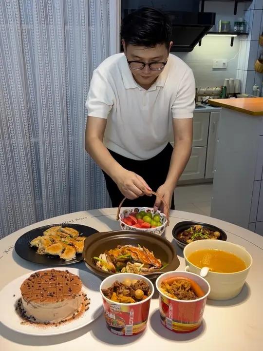点菜点菜！今天做了孩子爱的巧克力爆浆蛋糕和玉米煎饺还有老婆喜欢的螃蟹炒年糕