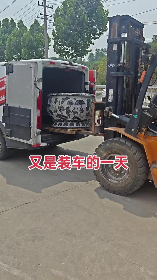 青石水缸,石头荷花缸是一种融合传统石雕工艺、自然生态与中式美学的庭院装饰,既能种植荷花又可
