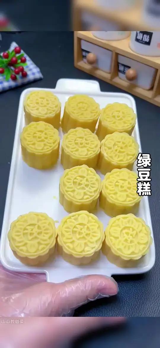 夏天到了,我经常做一下绿豆糕,做法简单,好看又好吃