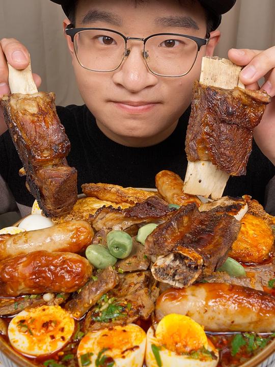 兰州拉面煎蛋煮鸡蛋烤肠鱼丸腊八蒜烤牛肋排草莓蛋糕