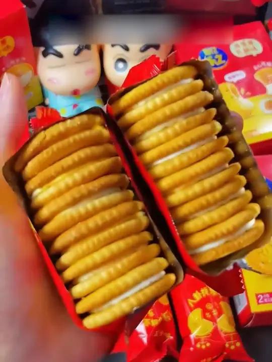 咸甜酥脆的双拼芝士饼干,咸甜交织口感丰富太好吃了,关键这个价就到手四盒,趁划算赶紧囤